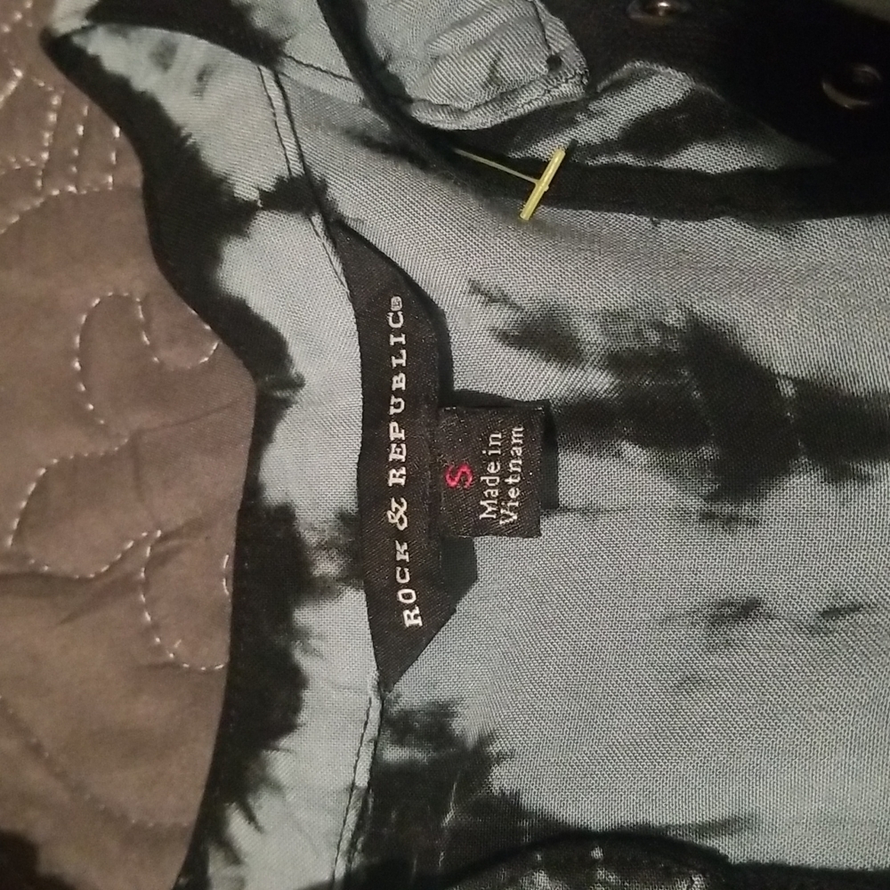 Rock & Republic Long Sleeve 100% Rayon Top. Lace up chest. Size Small - Picture 3 of 7